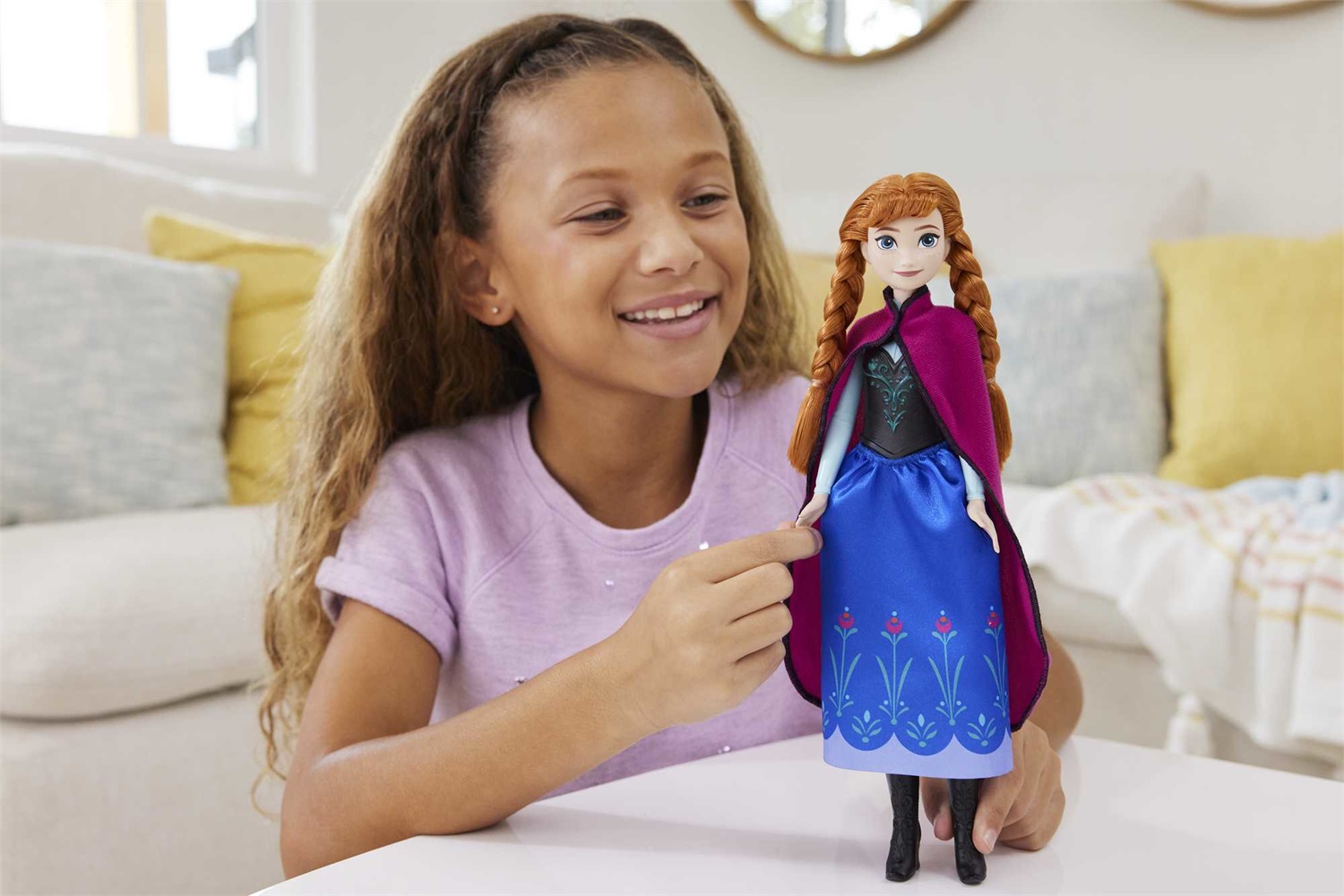 Mattel Frozen HLW49 - Bambola Anna snodata con abito elegante, mantello e accessori ispirati al film Disney Frozen, 30 cm, per bambini 3 anni