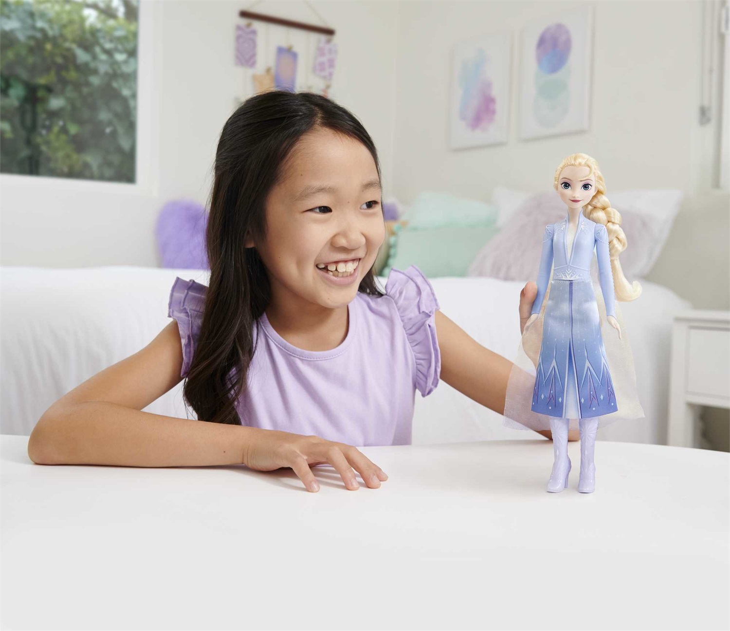 Mattel Disney Frozen 2 - Bambola Elsa Snodata con Abito Esclusivo e Accessori, Giocattolo per Bambini 3 Anni, Modello HLW48