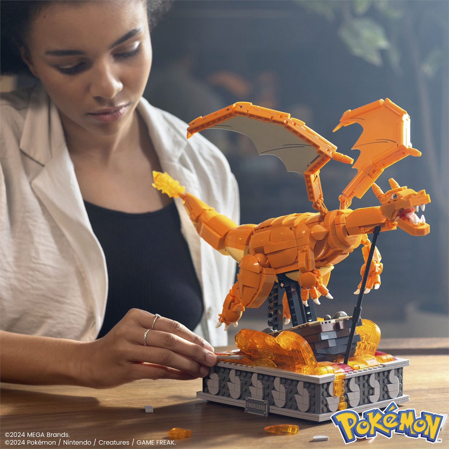 MEGA Pokémon Kinetic Charizard - Set da Costruzione da 1664 Pezzi, Personaggio Meccanizzato Alto 28 cm con Movimento Realistico, Giocattolo per Bambini 12 Anni
