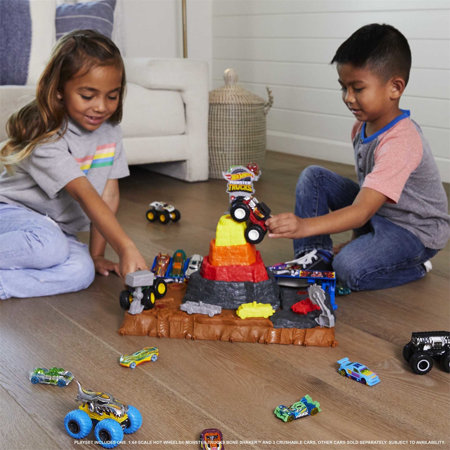 Hot Wheels Monster Trucks Arena degli Scontri Bone Shaker - Set con 1 Bone Shaker e 3 auto da demolire, Giocattolo per bambini 4 Anni, HNB96