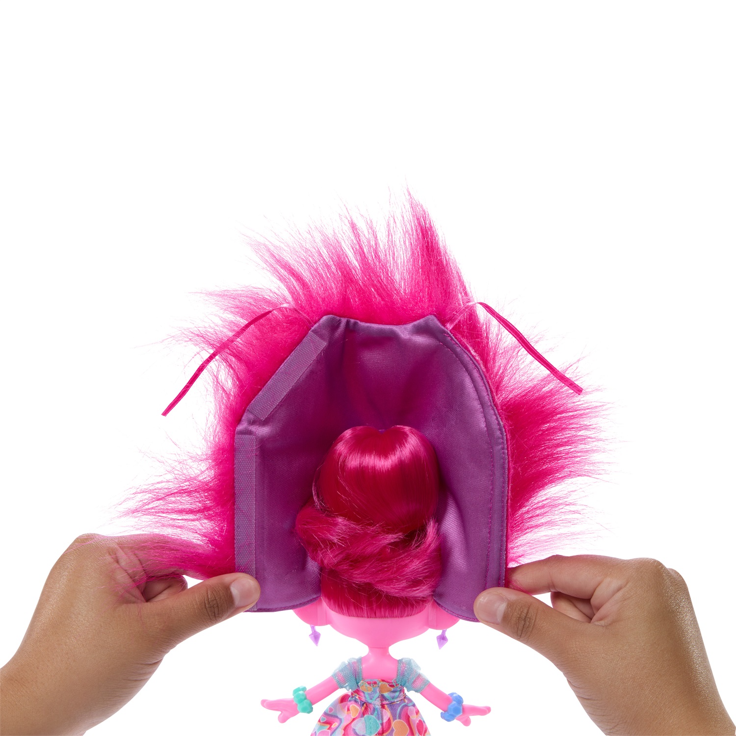 Mattel Trolls HNF16 - Bambola Regina Poppy con Capelli di Peluche Trasformabili, 15 Accessori e Look Ispirato al Film