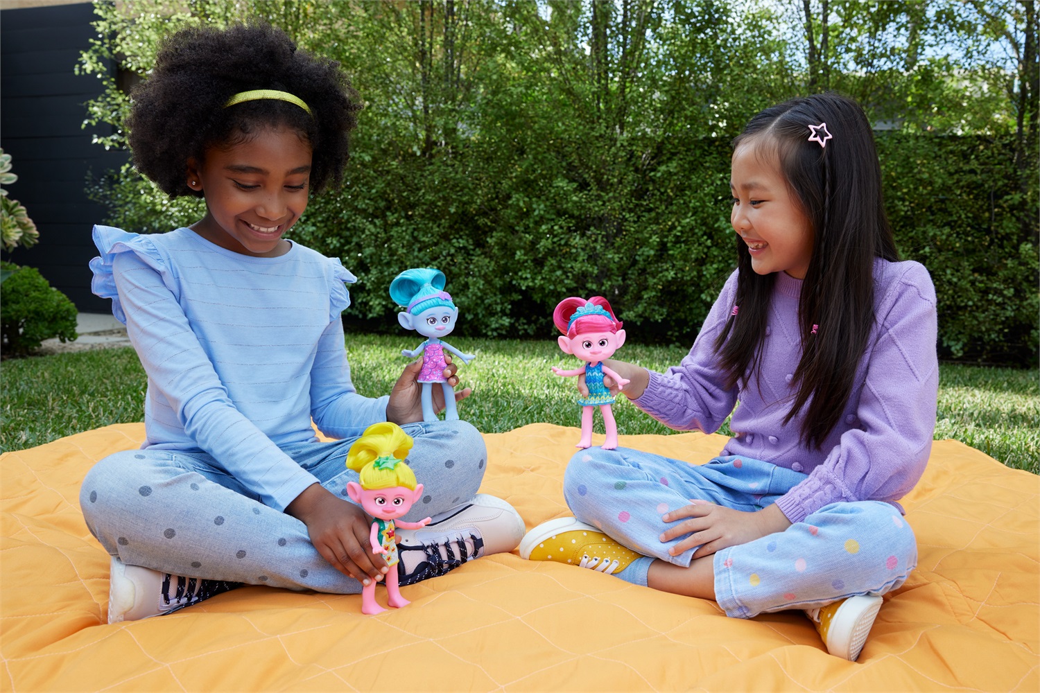 Mattel Trolls 3 - Ciniglia Alla Moda, bambola con capelli blu acceso, abito rimovibile e accessori, ispirata al film, per bambini 3 anni, HNF15