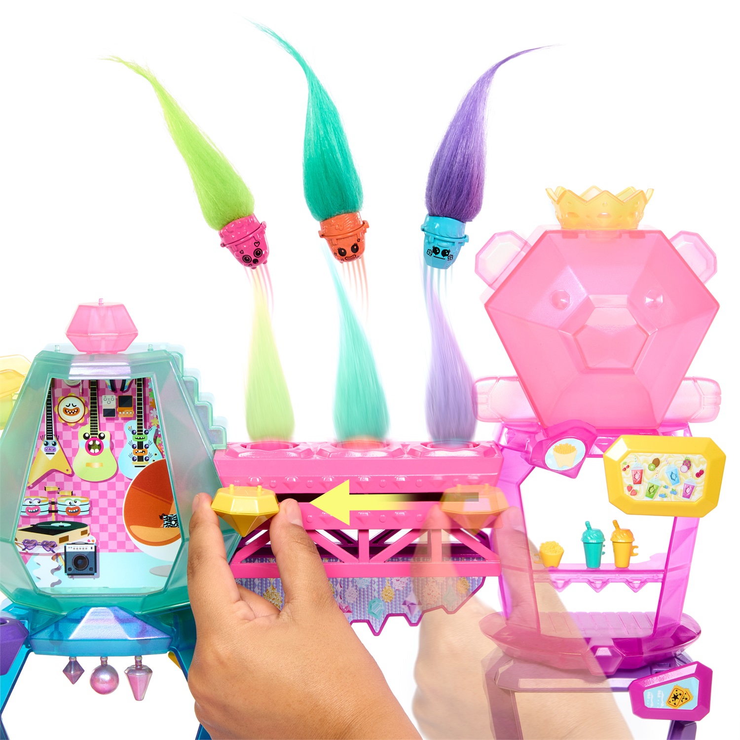 Mattel HNF24 Trolls Playset con Mini Bambola della Regina Poppy, 4 Hair Pops e oltre 25 Accessori