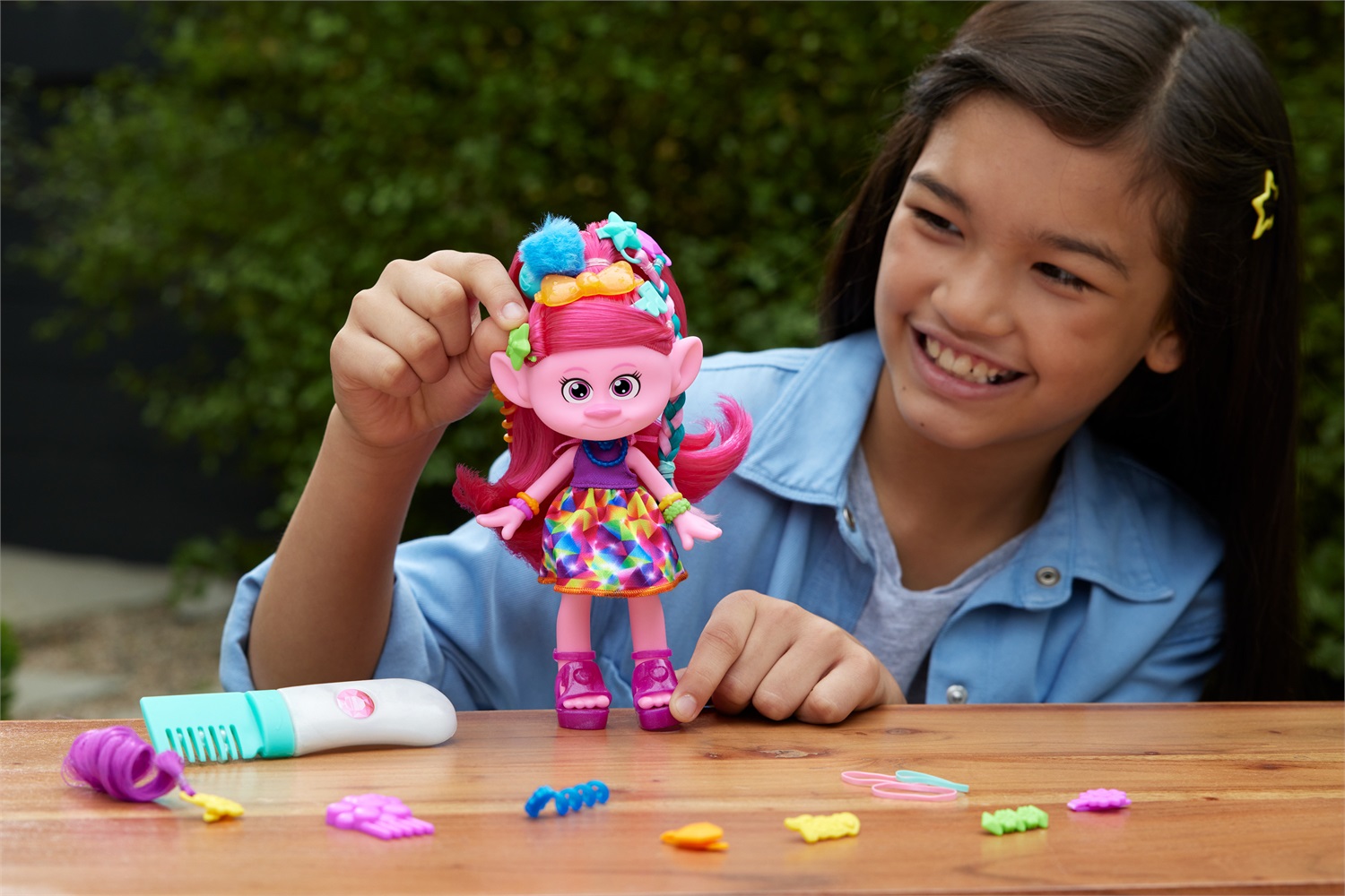 Mattel Trolls 3 - Regina Poppy Hair-Tastic con Capelli Rosa, Pettine Glitterato e 15 Accessori, Giocattolo per Bambini 3 Anni, HNF25