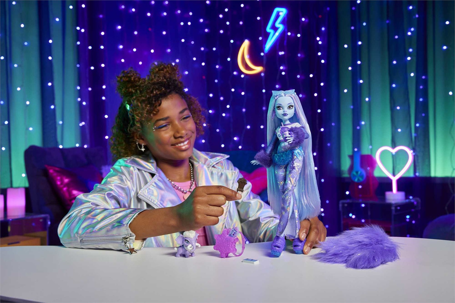 Monster High Abbey Bominable Yeti - Bambola con cucciolo di mammut, lunghi capelli scintillanti, abiti a tema e accessori da brividi, giocattolo per bambini, 4 anni