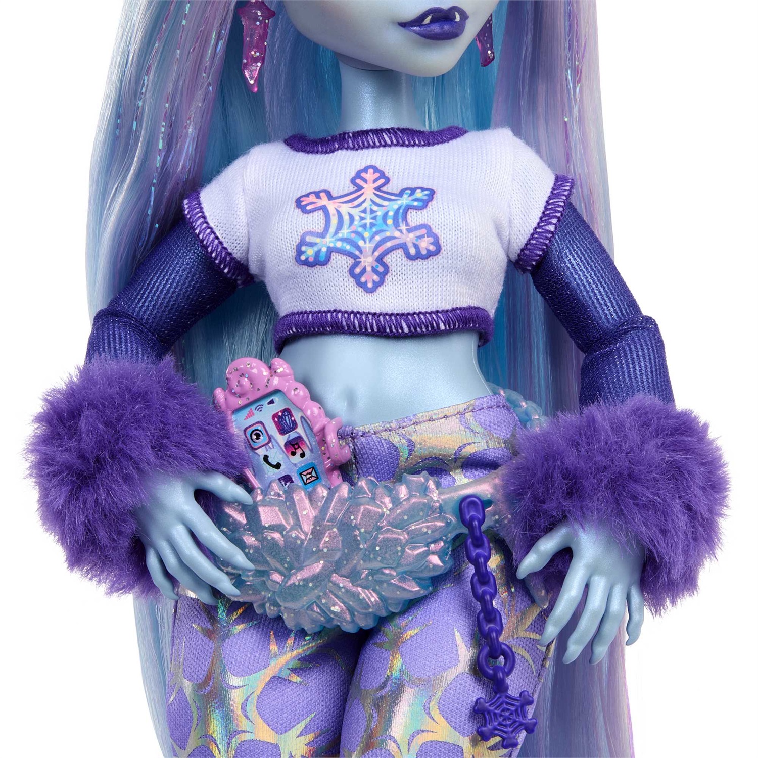 Monster High Abbey Bominable Yeti - Bambola con cucciolo di mammut, lunghi capelli scintillanti, abiti a tema e accessori da brividi, giocattolo per bambini, 4 anni
