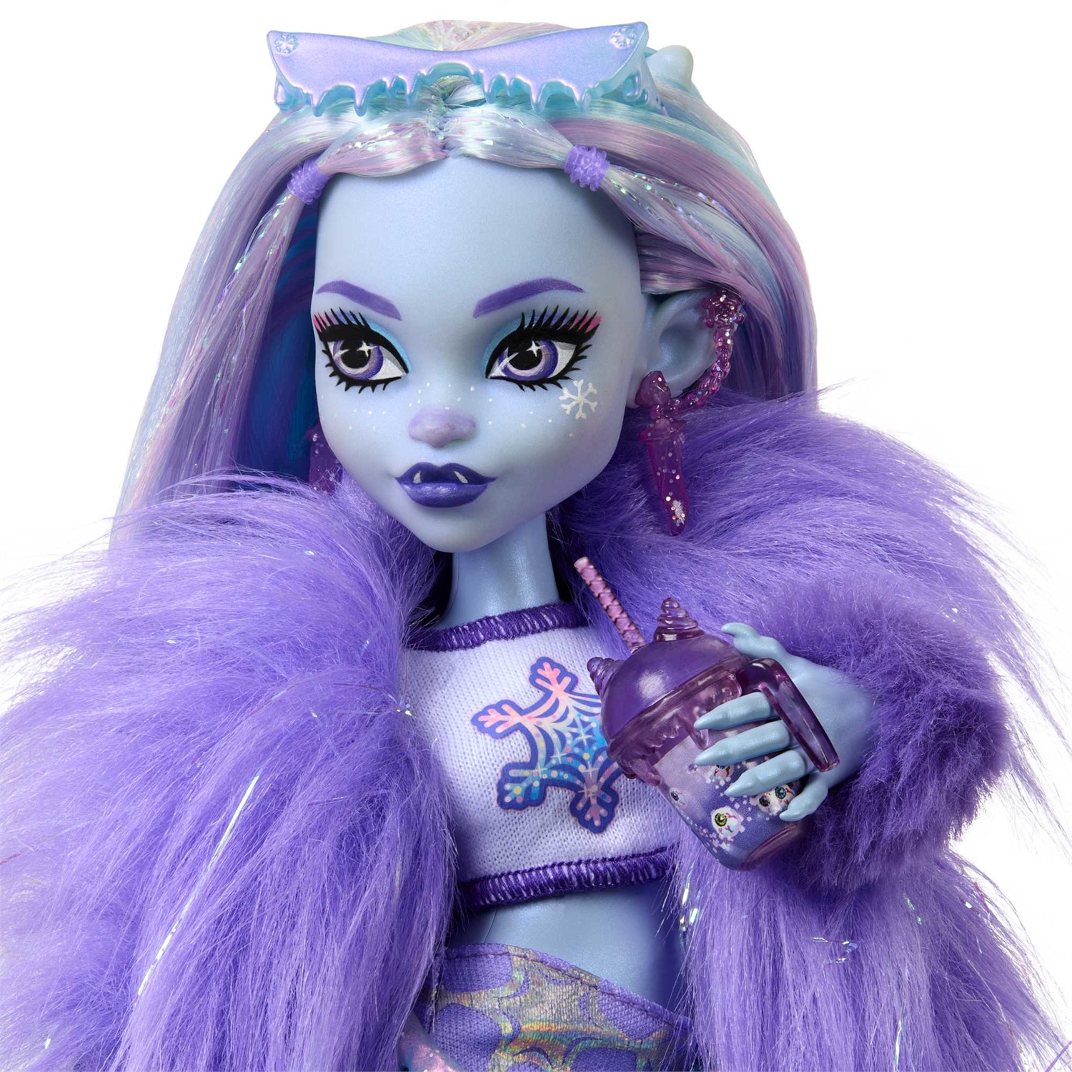 Monster High Abbey Bominable Yeti - Bambola con cucciolo di mammut, lunghi capelli scintillanti, abiti a tema e accessori da brividi, giocattolo per bambini, 4 anni