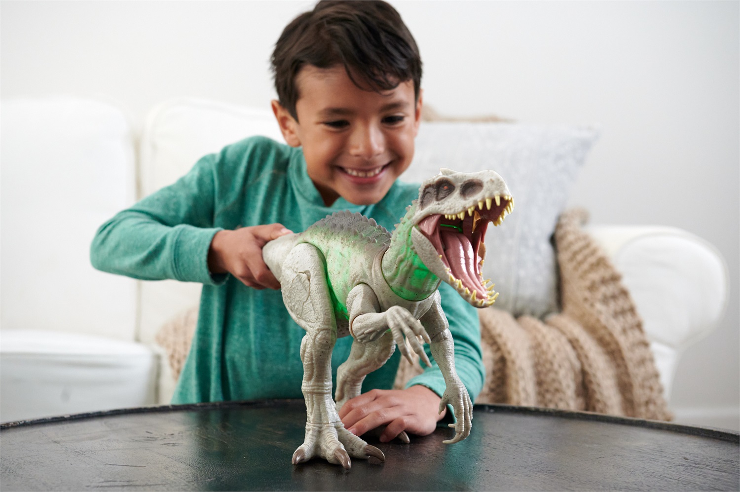 Mattel Jurassic World Indominus Rex Action Figure 53 cm in Plastica con Effetto Luminoso Mimetico