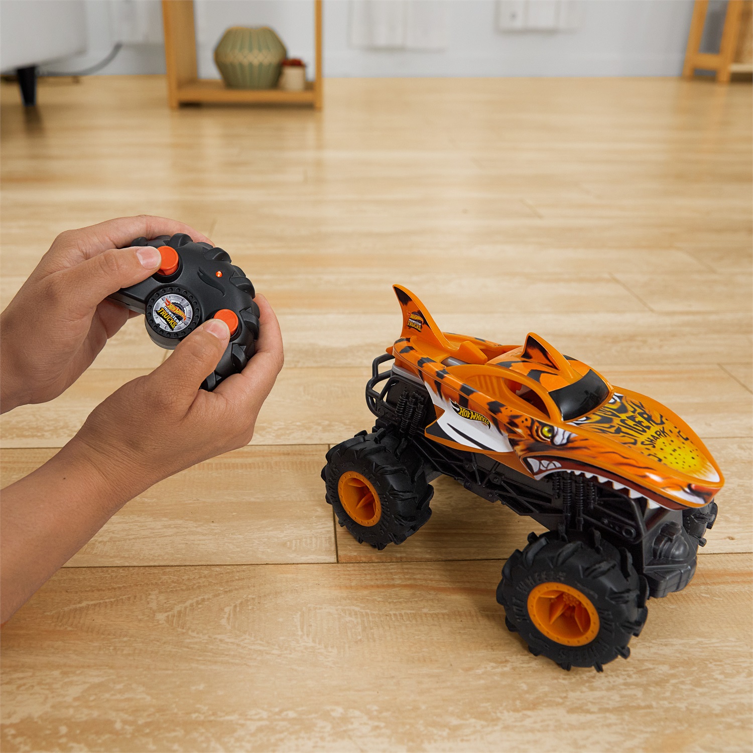 Hot Wheels Tiger Shark - Veicolo Giocattolo Radiocomandato RC 1:24 con Trazione Integrale e Pneumatici Terrain Action per Bambini 4 Anni