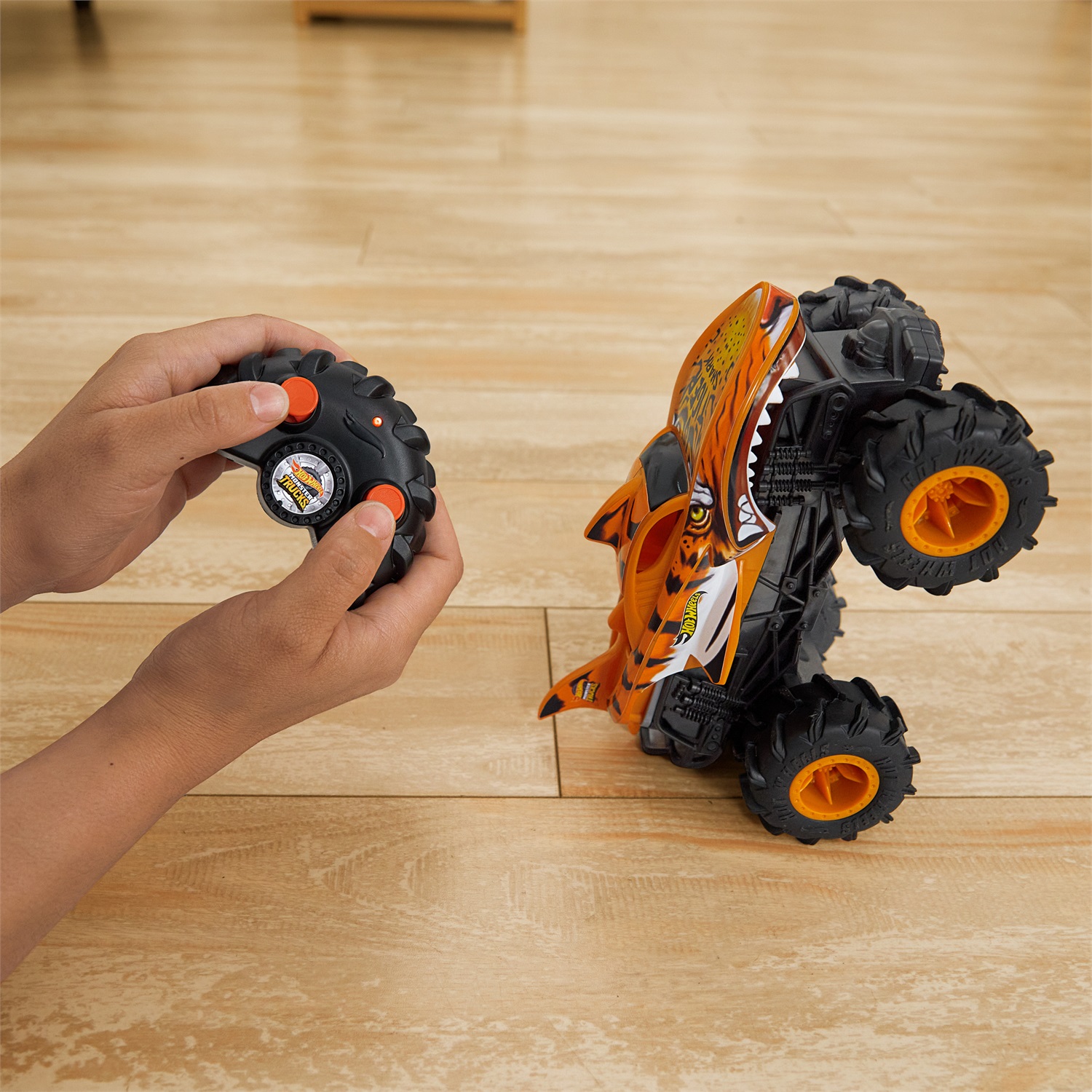 Hot Wheels Tiger Shark - Veicolo Giocattolo Radiocomandato RC 1:24 con Trazione Integrale e Pneumatici Terrain Action per Bambini 4 Anni