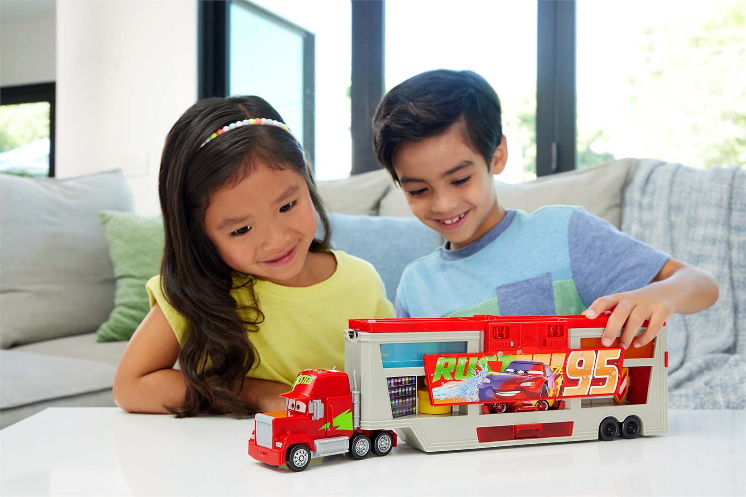 Mattel Disney Pixar Cars Mack Officina Cambia Colore con Saetta McQueen, cabina rimovibile e accessori interattivi