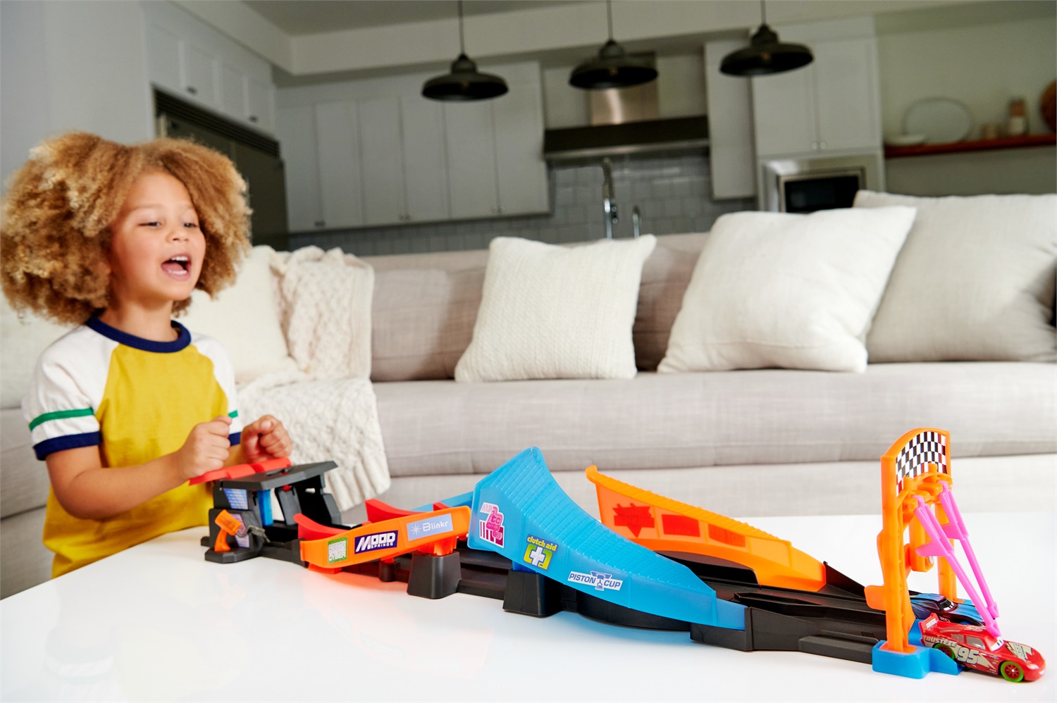 Mattel Pista Fluo Incrociata HPD80 - Playset con Saetta McQueen e Jackson Storm, macchinine che brillano al buio, per bambini 4 anni