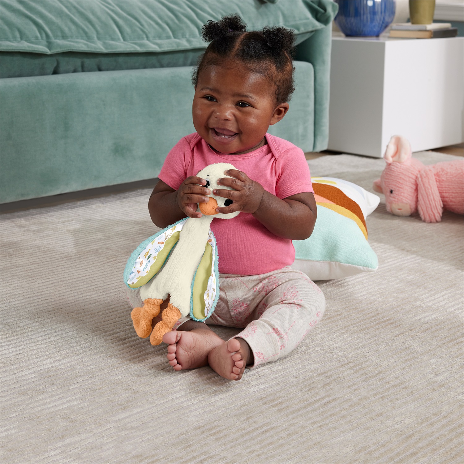 Fisher Price HRB16 Oca Tante Coccole - Morbido Peluche Sensoriale con Sonaglino, Lavabile, per Bambini 3 Mesi