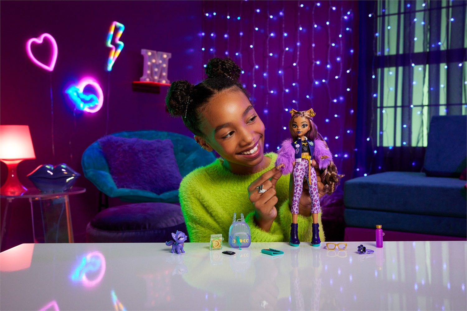 Monster High Clawdeen Wolf - Bambola dal Look Mostruoso con Cucciolo Crescent e Accessori Inclusi (Zaino, Snack, Agenda) - Giocattolo per Bambini 4 anni