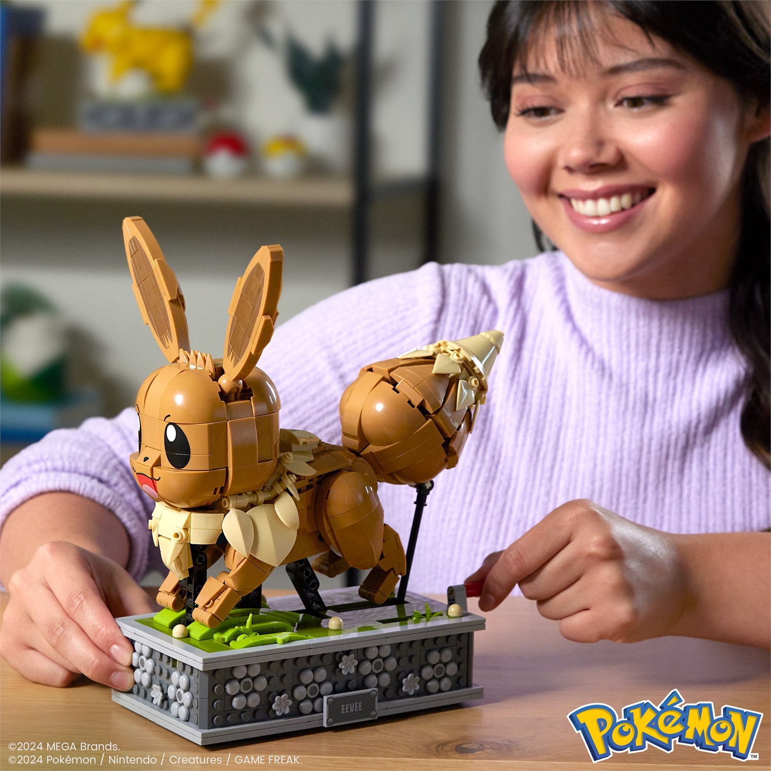 MEGA Pokémon Kinetic Eevee - Set da costruire con 1381 pezzi, personaggio meccanizzato con movimento realistico, giocattolo per collezionisti, 18 anni, HTH71