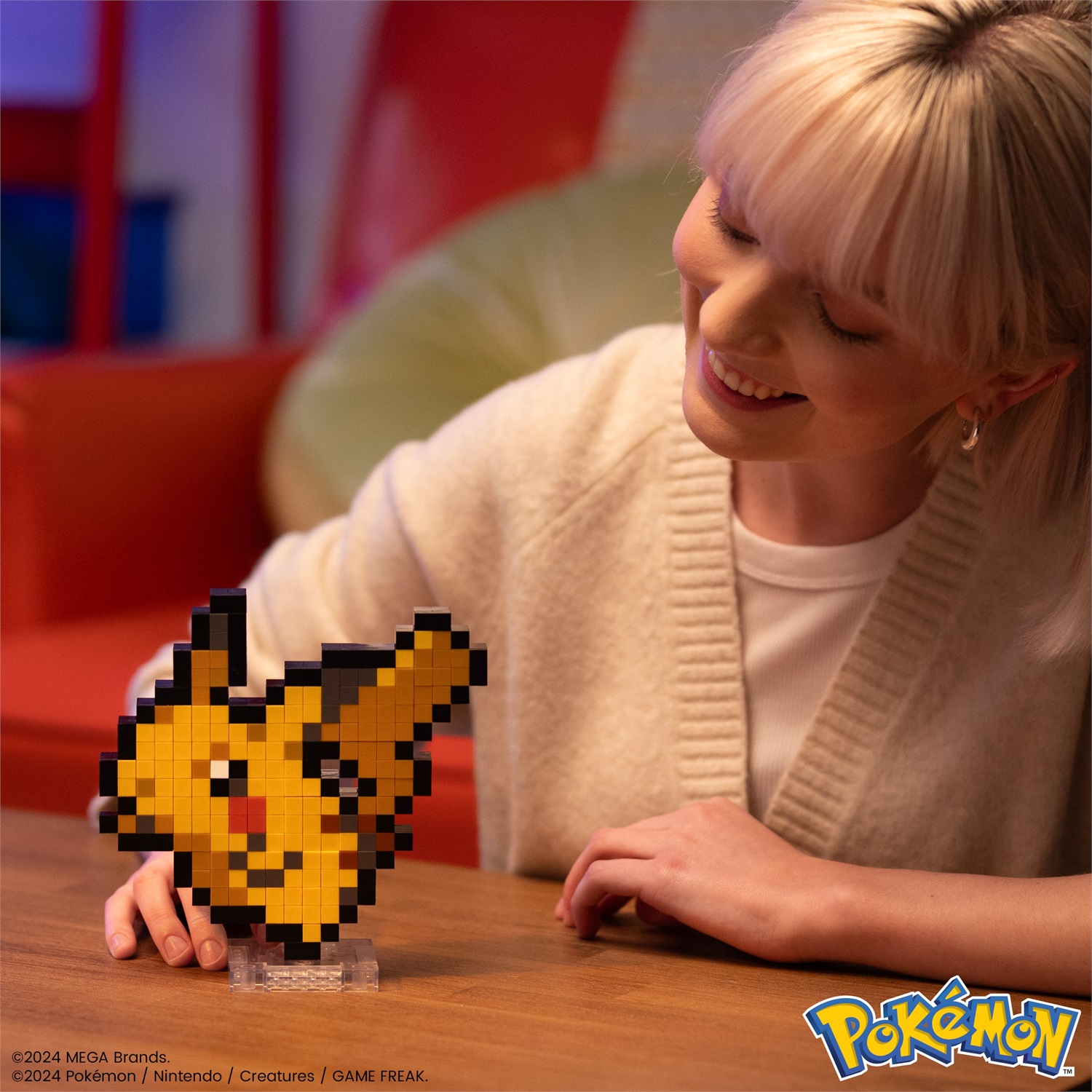 MEGA HTH74 Gioco di Costruzione Pikachu Pixel Art - 400 Pezzi, 15,2 cm, con Base per Esposizione e Incisione per Appendere