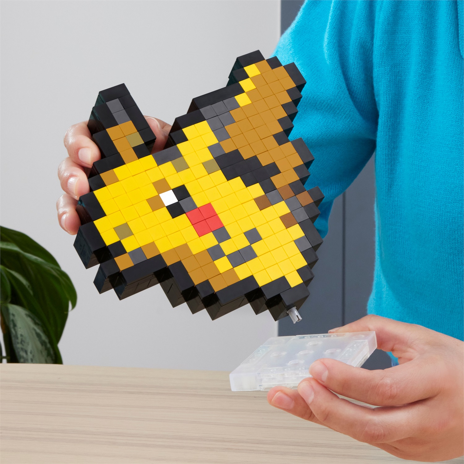 MEGA HTH74 Gioco di Costruzione Pikachu Pixel Art - 400 Pezzi, 15,2 cm, con Base per Esposizione e Incisione per Appendere