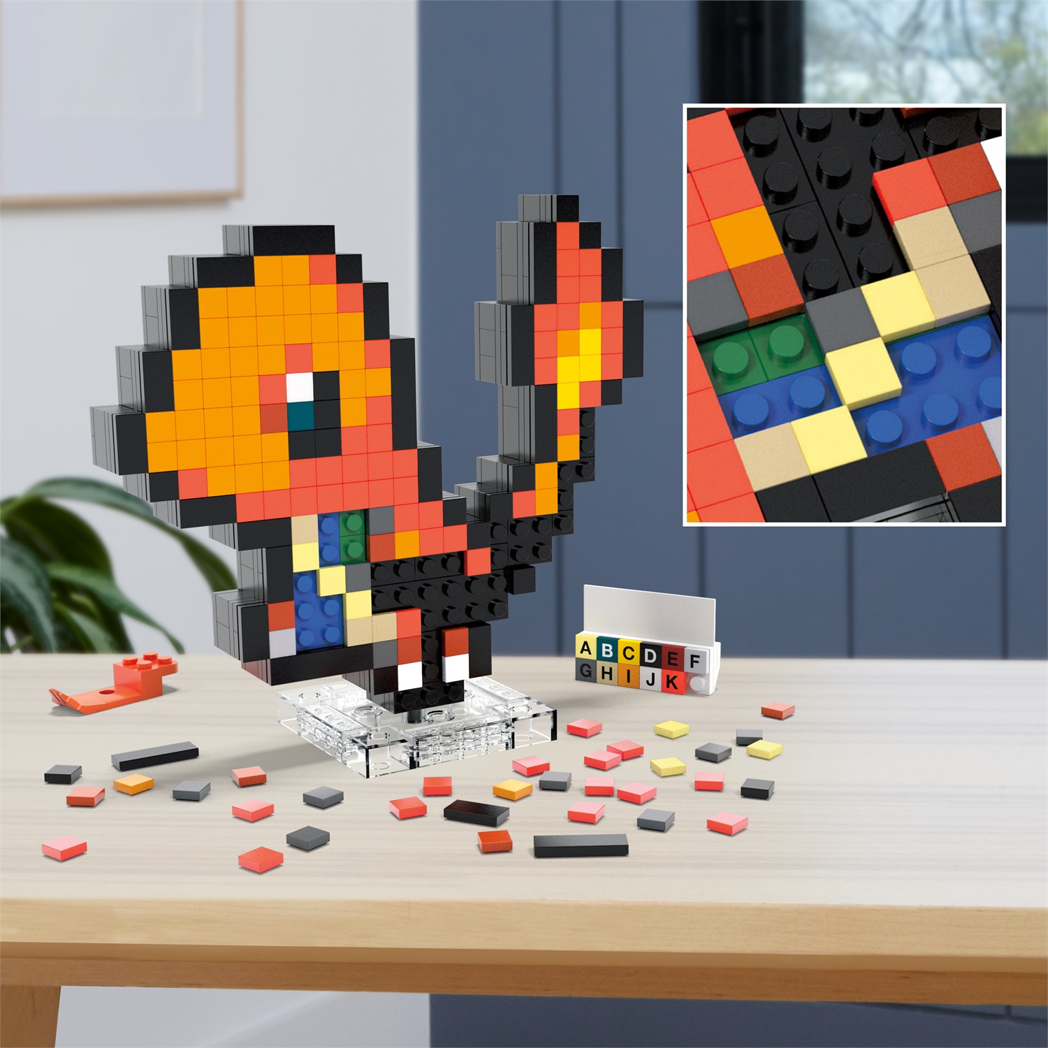 Mega Brands Pokémon Showcase - Charmander, set di costruzione retrò pixelato con 349 pezzi, età 13 , altezza 15,2 cm, con base per esposizione e incisione per appendere