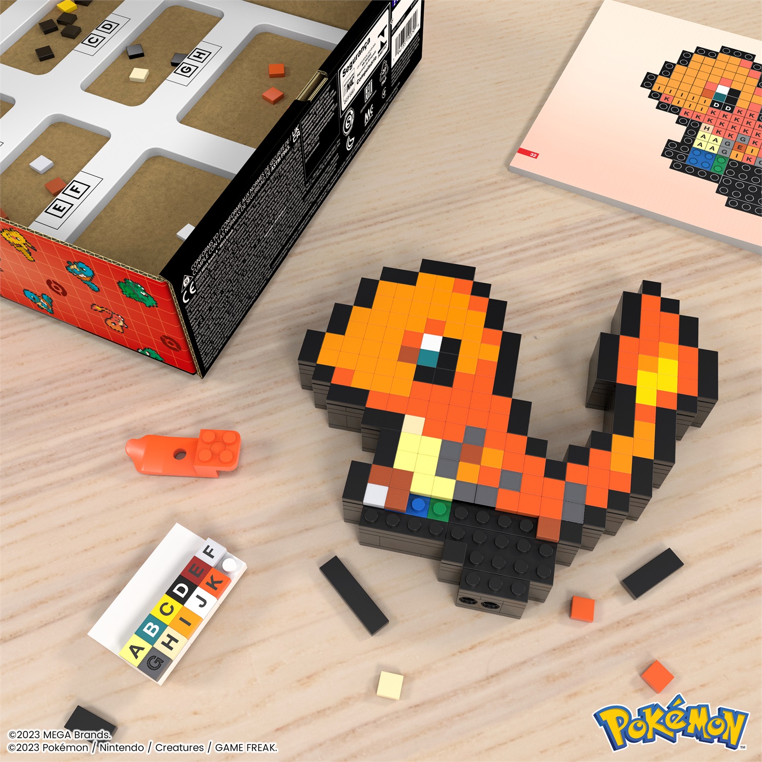 Mega Brands Pokémon Showcase - Charmander, set di costruzione retrò pixelato con 349 pezzi, età 13 , altezza 15,2 cm, con base per esposizione e incisione per appendere