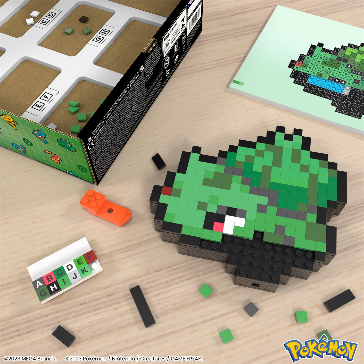 MEGA Pokémon Showcase - Bulbasaur, set di costruzione pixelato da 374 pezzi, altezza 15,2 cm, con base per esposizione e incisione per appendere, età 13
