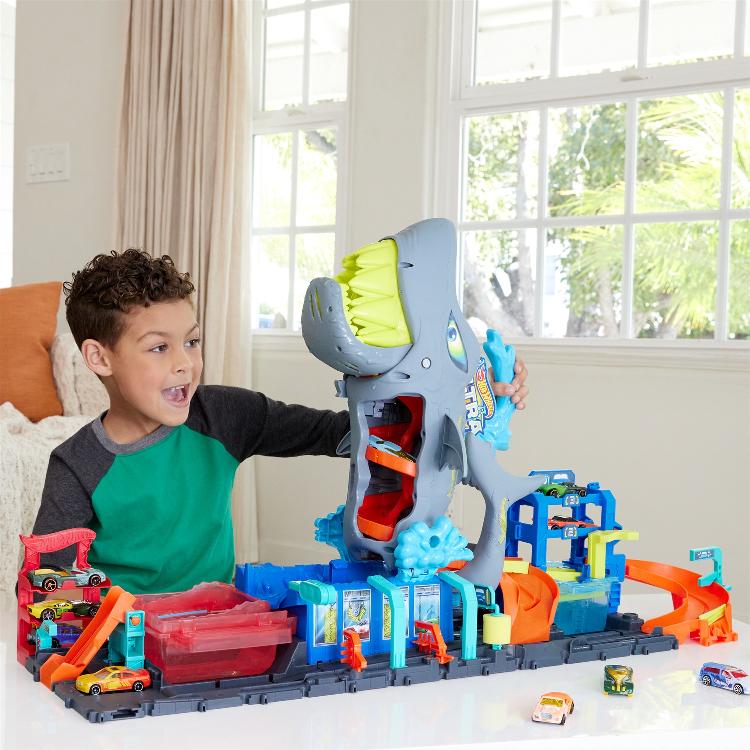 Hot Wheels Mega Squalo Autolavaggio - Pista con Rullo di Schiuma, Cancelli Mobili, Funzione Cambia Colore e Macchinina Color Reveal Inclusa, 3 Anni, HTN82
