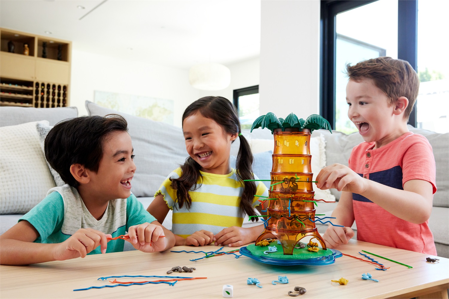 Mattel Games - Salva le Scimmie Rockin' Tree Party, edizione speciale 25 anniversario, gioco da tavolo con albero oscillante, animali diversi e bastoncini ondulati e a zig-zag, per bambini 5 anni, HTW65