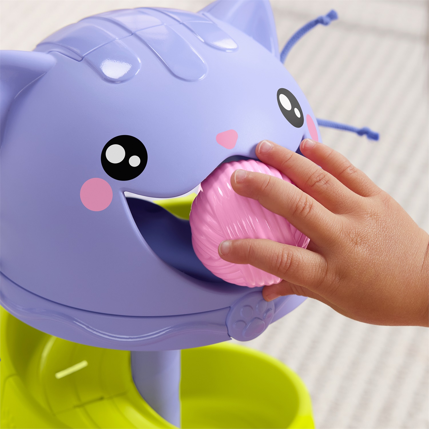 Fisher-Price Felix Mangia Gomitoli HTW92 - Giocattolo educativo interattivo per neonati e bambini con torre di palline a più livelli e 4 palline colorate