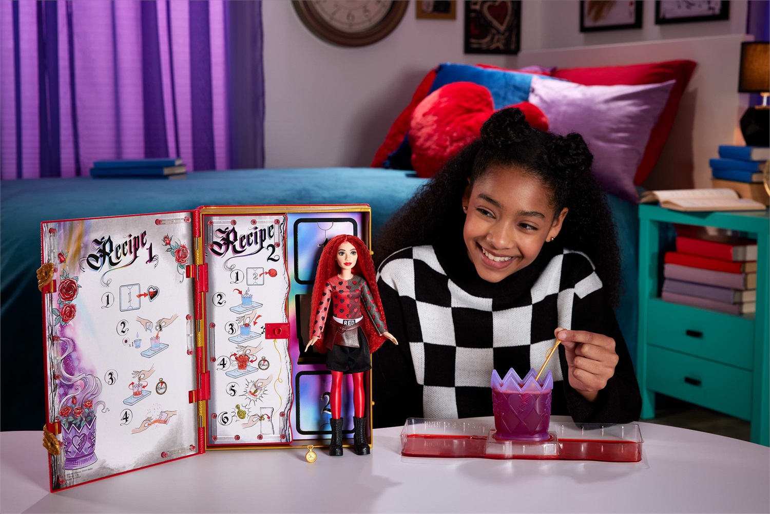 Mattel Disney Descendants: The Rise of Red - Bambola Red, Figlia della Regina di Cuori, con Ricettario della Strega e Playset per Slime, HWH95, Giocattolo per Bambini 4 Anni