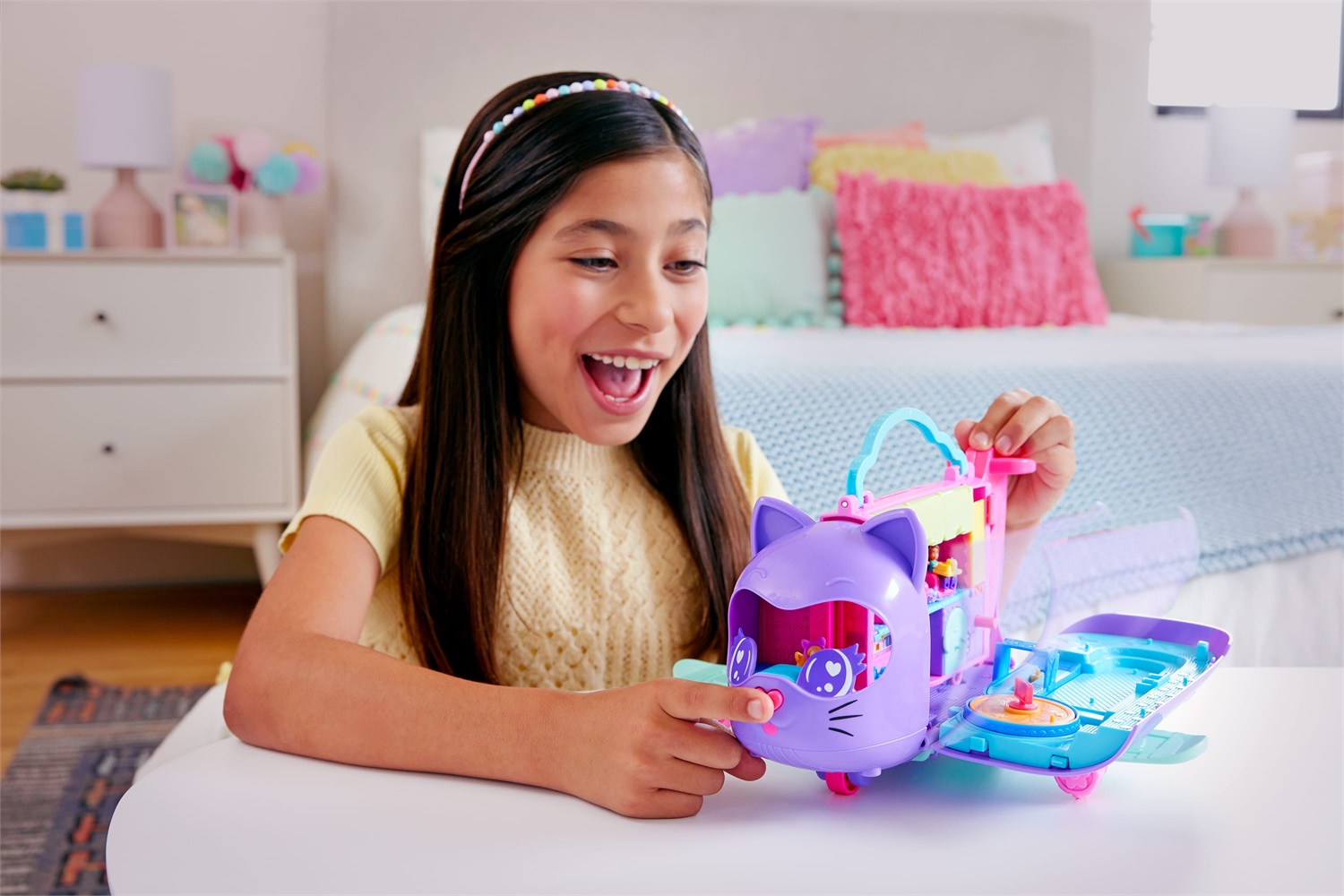 Polly Pocket HWP19 Aereo Gattino - Playset da Viaggio con 2 Micro Bambole, 19 Accessori Inclusi e Palco Rotante, Giocattolo per Bambini 4 Anni