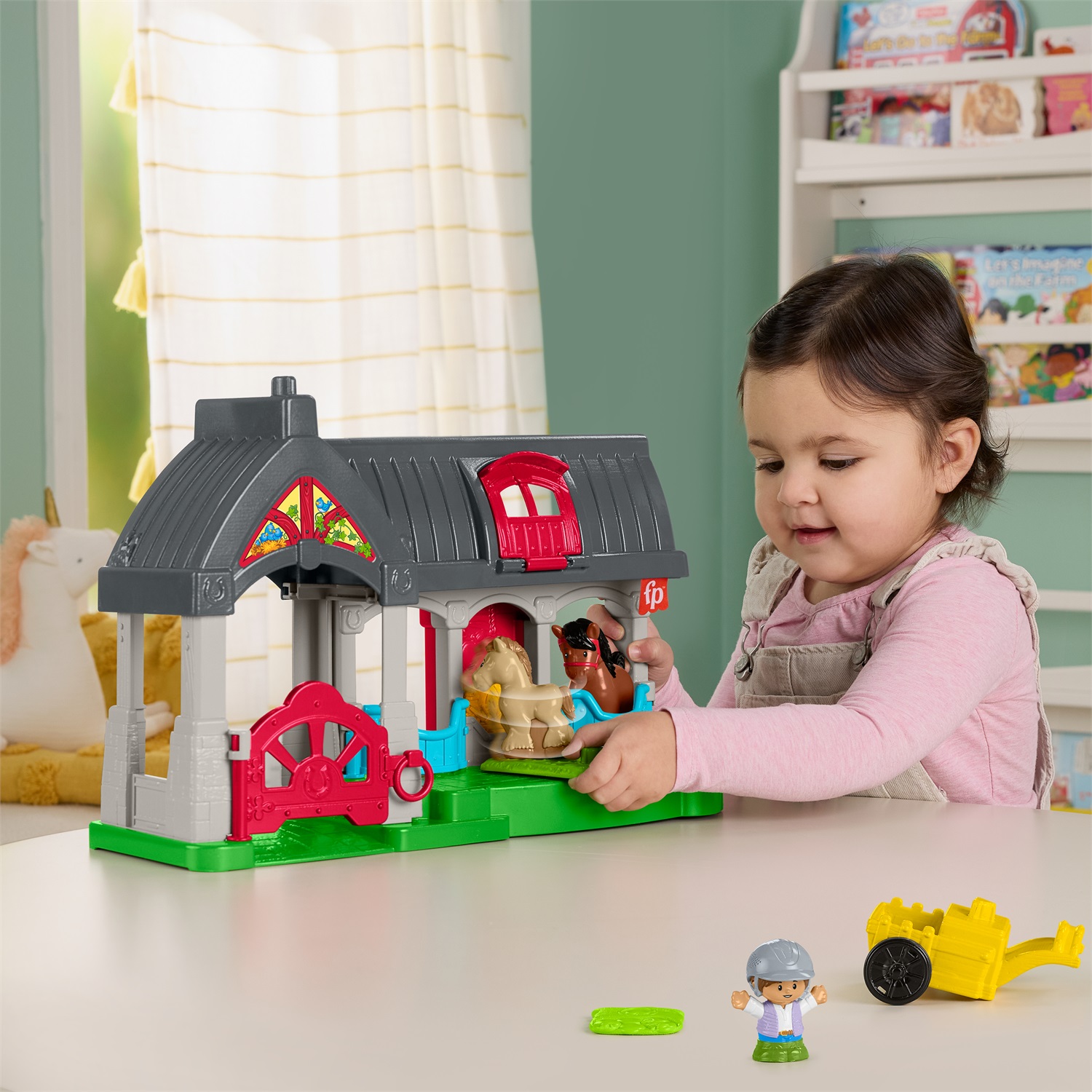 Fisher-Price Little People Maneggio dei Cavalli - Playset con Suoni, Fienile e Tre Stalle, Include 2 Cavalli, 1 Personaggio, 1 Carro Agganciabile e 2 Accessori, Giocattolo per Bambini 1 Anni, HWR84