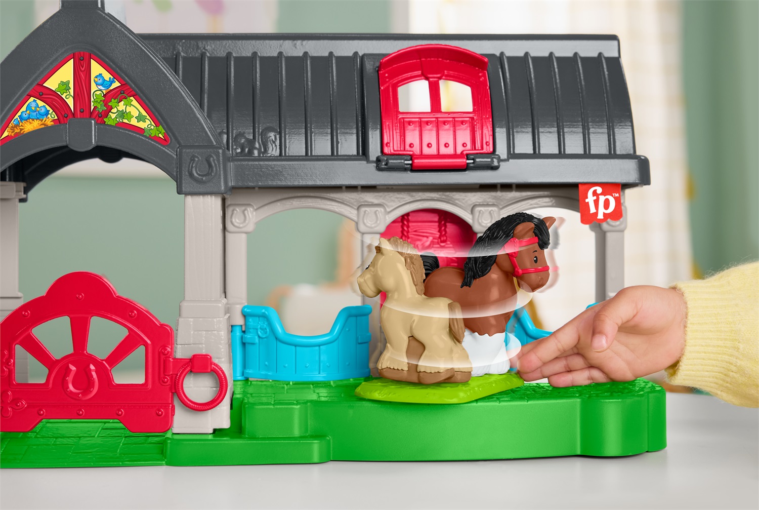 Fisher-Price Little People Maneggio dei Cavalli - Playset con Suoni, Fienile e Tre Stalle, Include 2 Cavalli, 1 Personaggio, 1 Carro Agganciabile e 2 Accessori, Giocattolo per Bambini 1 Anni, HWR84