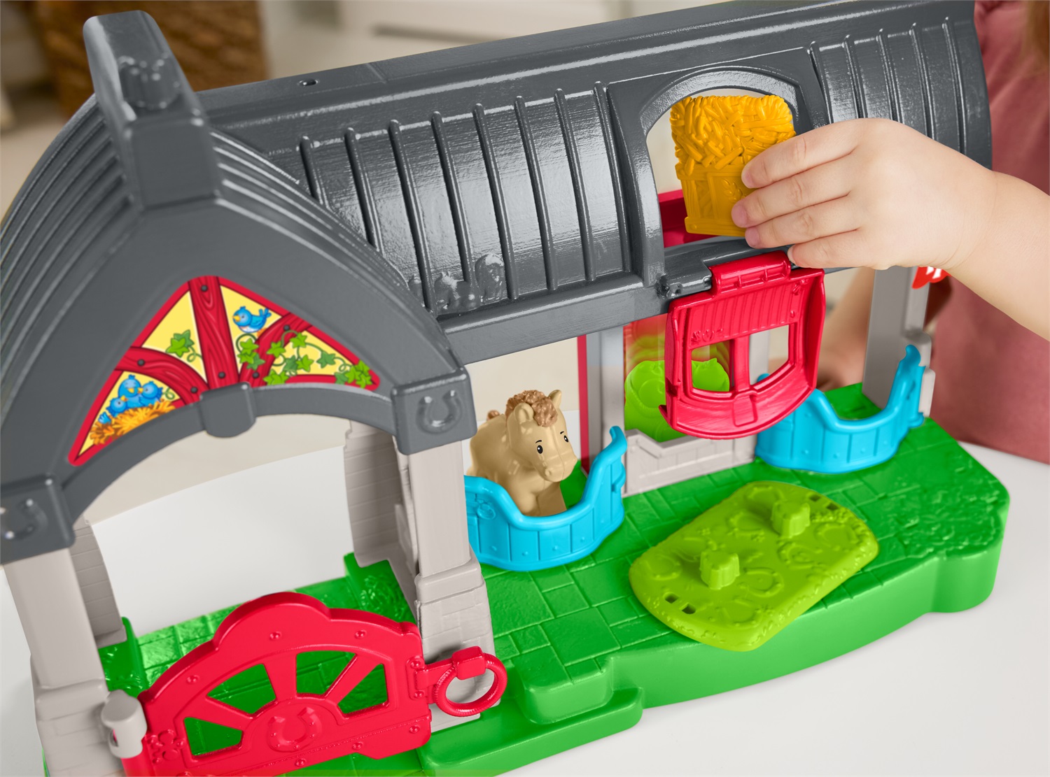 Fisher-Price Little People Maneggio dei Cavalli - Playset con Suoni, Fienile e Tre Stalle, Include 2 Cavalli, 1 Personaggio, 1 Carro Agganciabile e 2 Accessori, Giocattolo per Bambini 1 Anni, HWR84