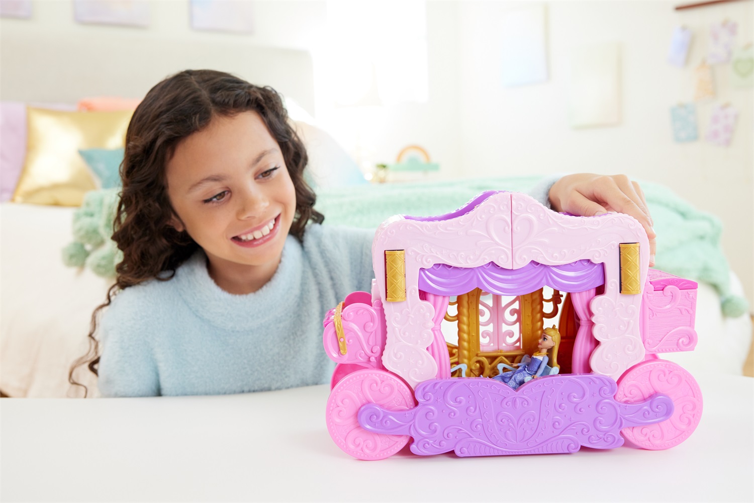 Mattel Disney Princess Castello Carrozza - Playset Trasformabile 2 in 1 con Mini Bambola Aurora, 3 Piani, 6 Aree di Gioco e 4 Personaggi