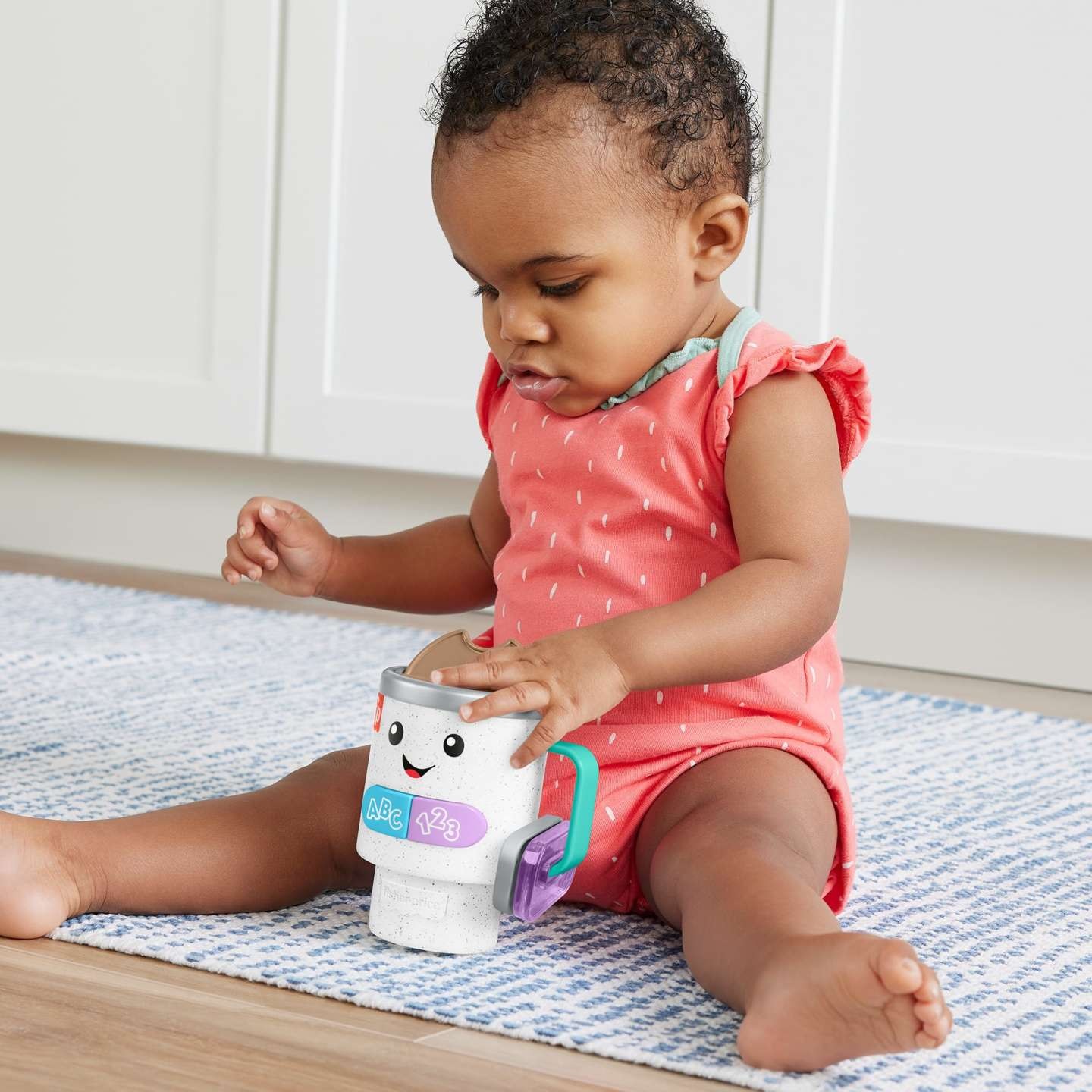 Fisher-Price Tazza da Caffè Ridi & Impara - Giocattolo Interattivo con Luci, Canzoncine e Contenuti Didattici per Bambini 6 Mesi