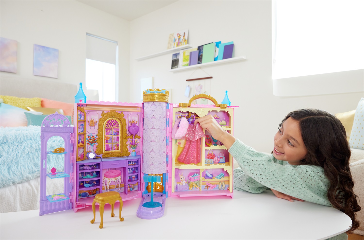 Mattel Disney Princess Guardaroba da Favola - Playset Armadio Apribile fino a 60 cm con 2 Abiti e 25 Accessori