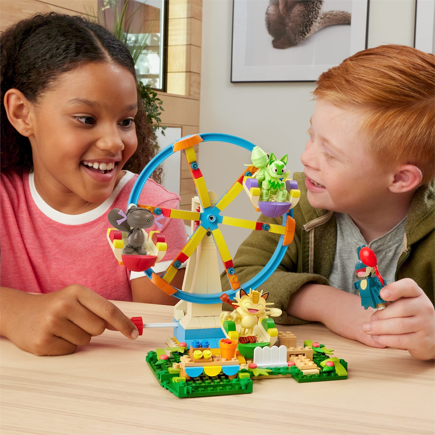 MEGA Pokémon Ruota Panoramica Adventure Builder - Set da costruire con 393 pezzi, include Sprigatito, Meowth, Wooper di Paldea e Munchlax, giocattolo per bambini 8 anni, HXF80