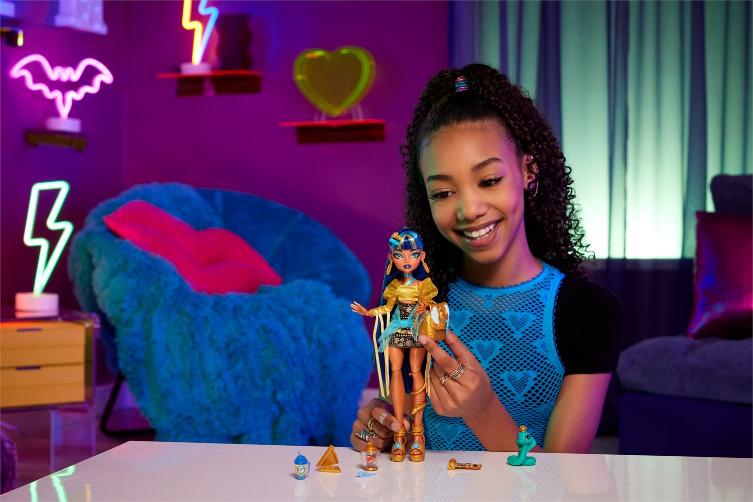 Monster High Cleo de Nile - Bambola con Camicetta Dorata, Gonna a Strati, Cobra Hissette e Accessori Inclusi, Giocattolo per Bambini 4 Anni