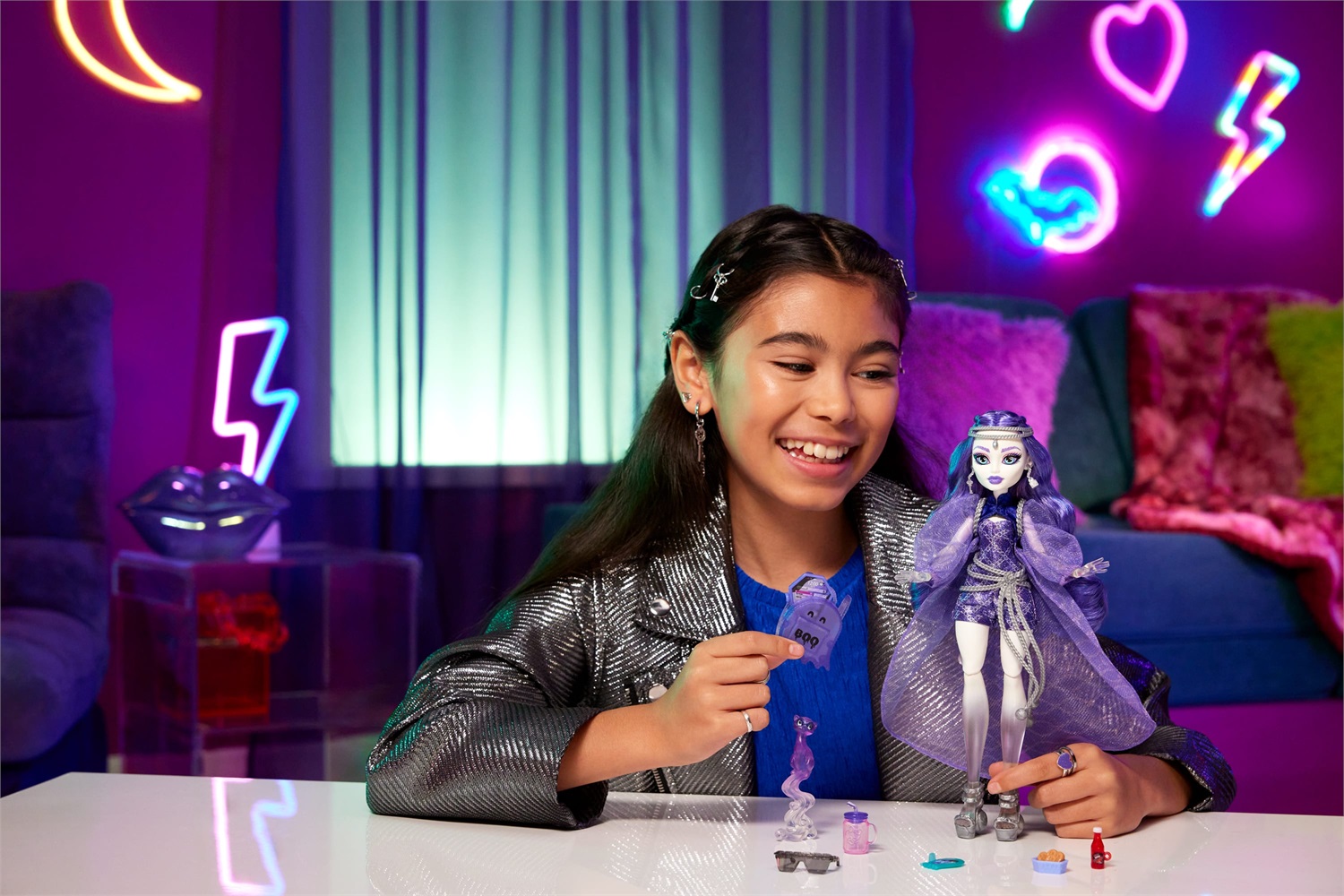 Monster High Spectra Vondergeist - Bambola alla Moda con Rhuen il Furetto e Accessori Inclusi (Zaino, Tablet, Spuntini) - Giocattolo per Bambini 4 Anni