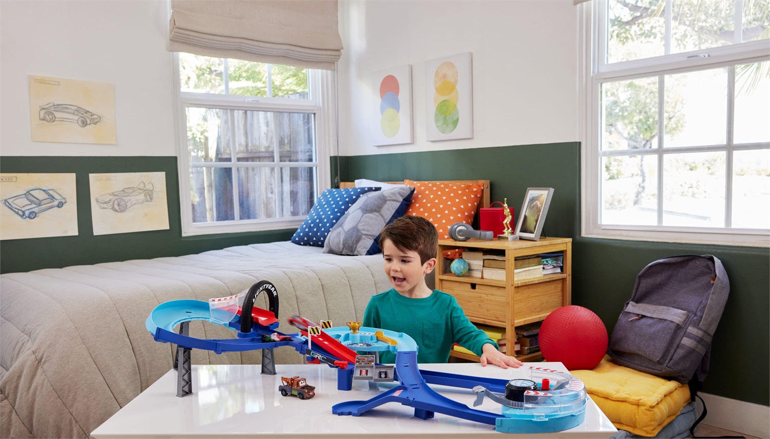 Mattel Disney e Pixar Cars Pista Salti della Corsa Globale - Playset con Propulsore Attivabile, 2 Macchinine Saetta McQueen e Francesco Bernoulli, HXJ32