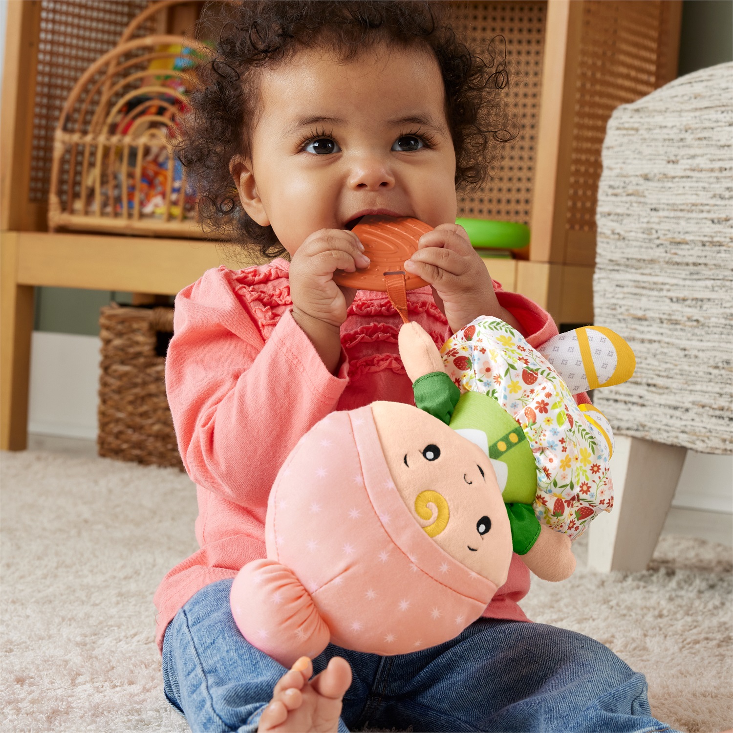 Fisher-Price HXK44 Bambola Coccole e Suoni - Giocattolo Morbido Sensoriale con Dentaruolo Arcobaleno per Bambini 6 Mesi