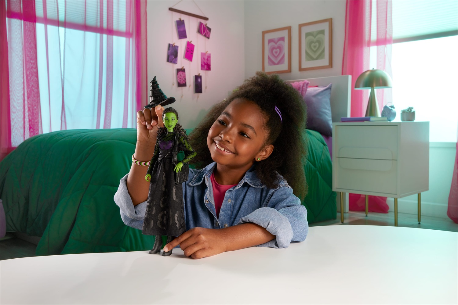 Mattel HXT62 Bambola Elphaba Snodata Verde con Abbigliamento Rimovibile e Accessori - Ispirata a Wicked