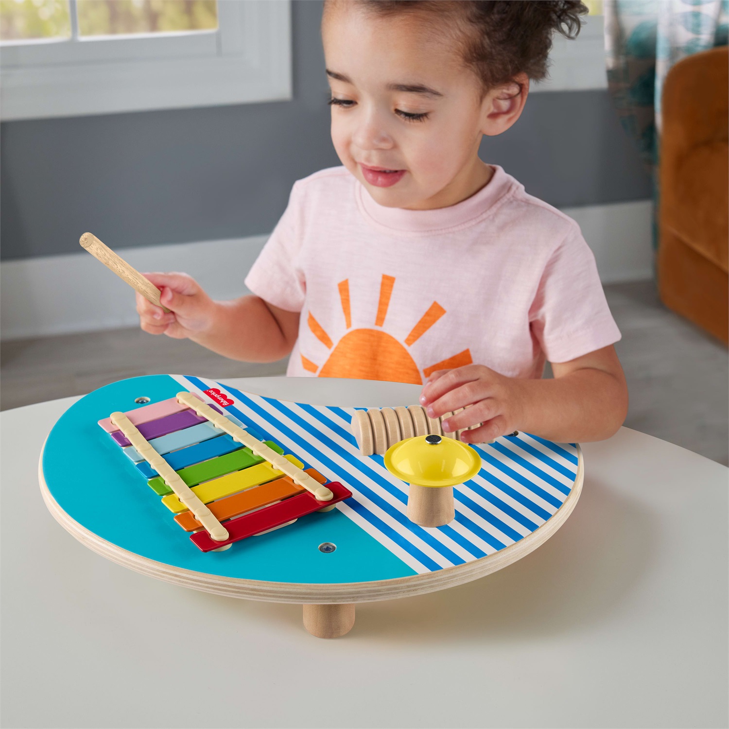 Fisher-Price Tavolino Musicale in Legno HXT91 con 2 Bacchette - Giocattolo Educativo per Sviluppo Motorio e Sensoriale, per Bambini 2 Anni