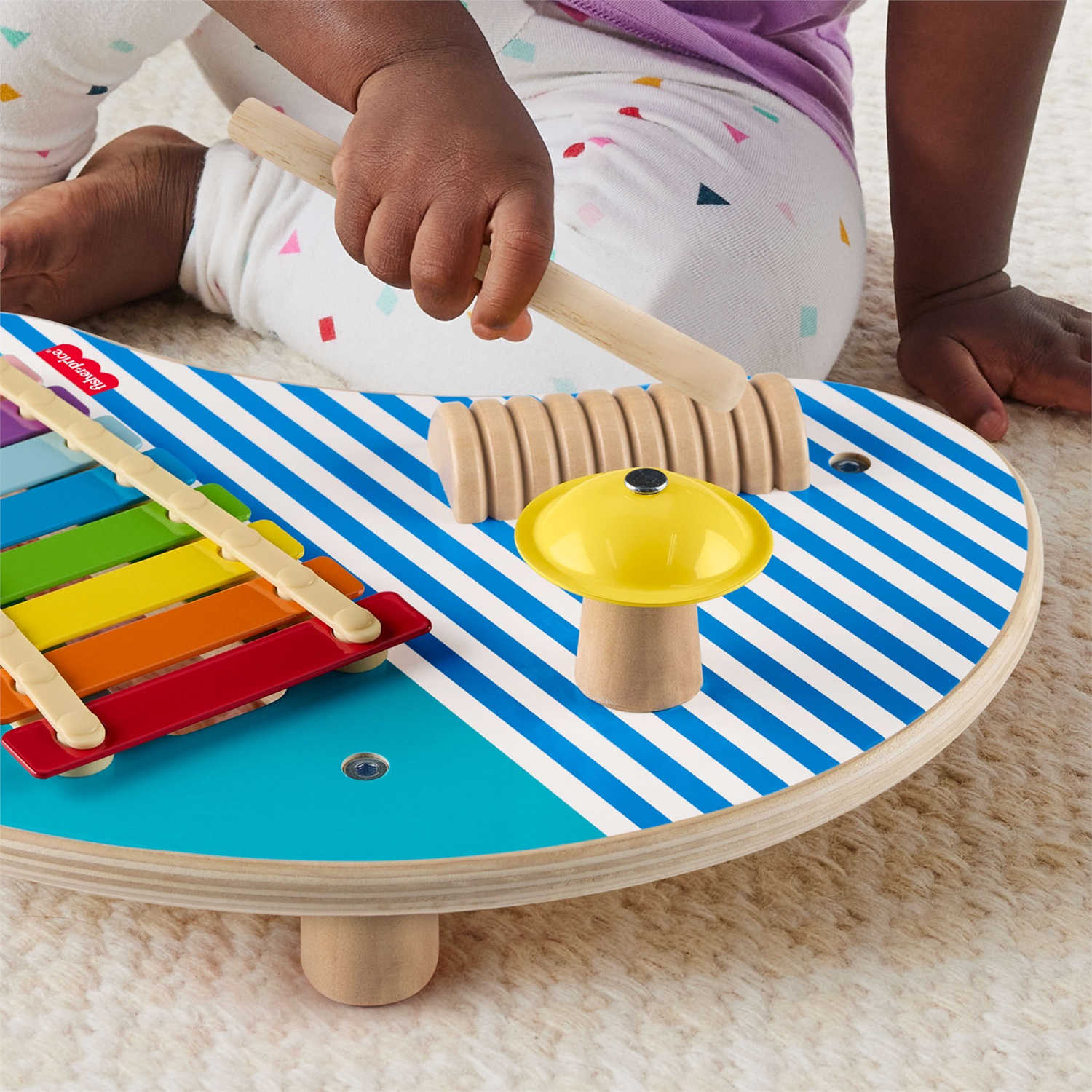 Fisher-Price Tavolino Musicale in Legno HXT91 con 2 Bacchette - Giocattolo Educativo per Sviluppo Motorio e Sensoriale, per Bambini 2 Anni