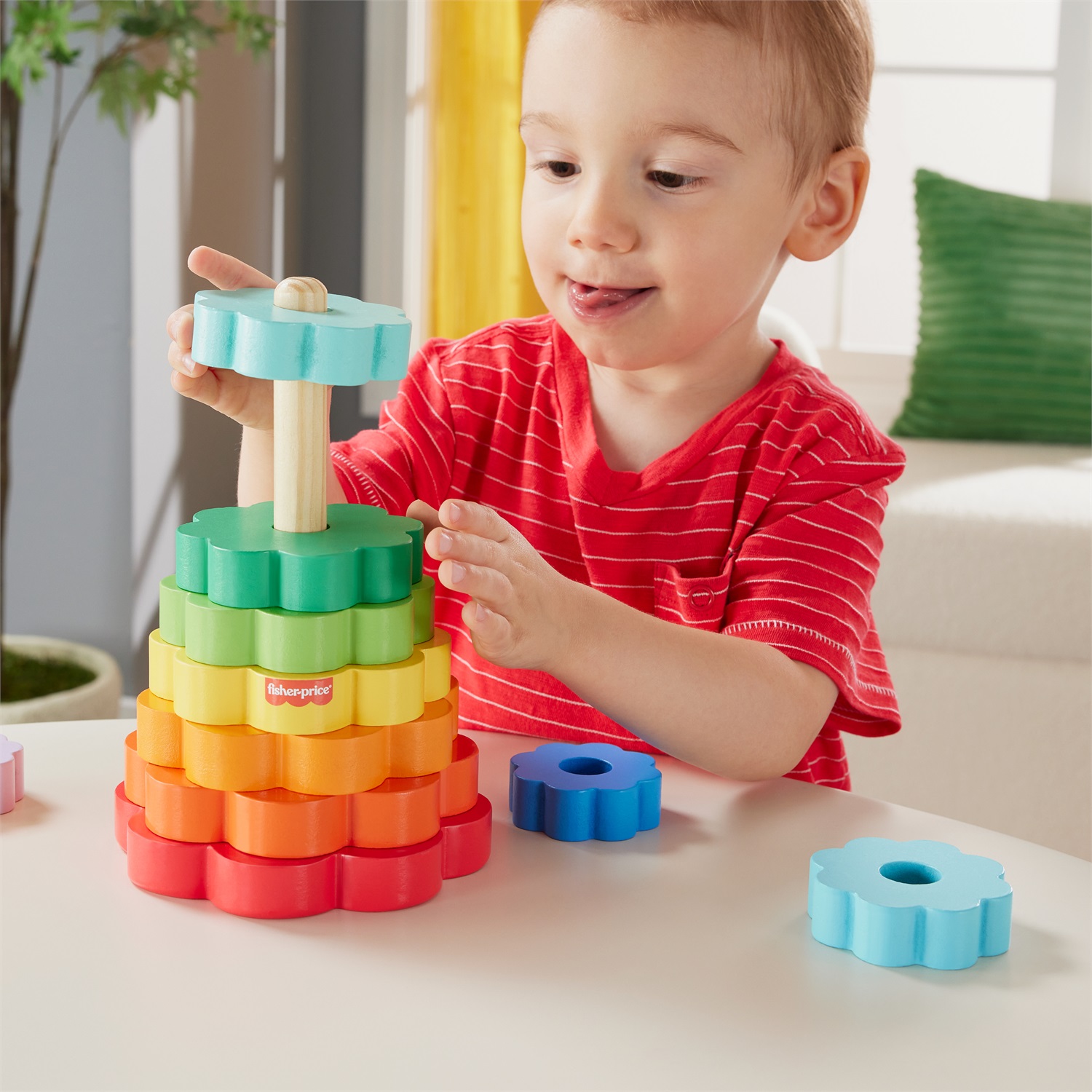 Fisher-Price Impilatore Anelli in legno - Giocattolo creativo con 1 base e 9 anelli colorati per lo sviluppo delle capacità motorie complesse, adatto a bambini 18 mesi, HXT77