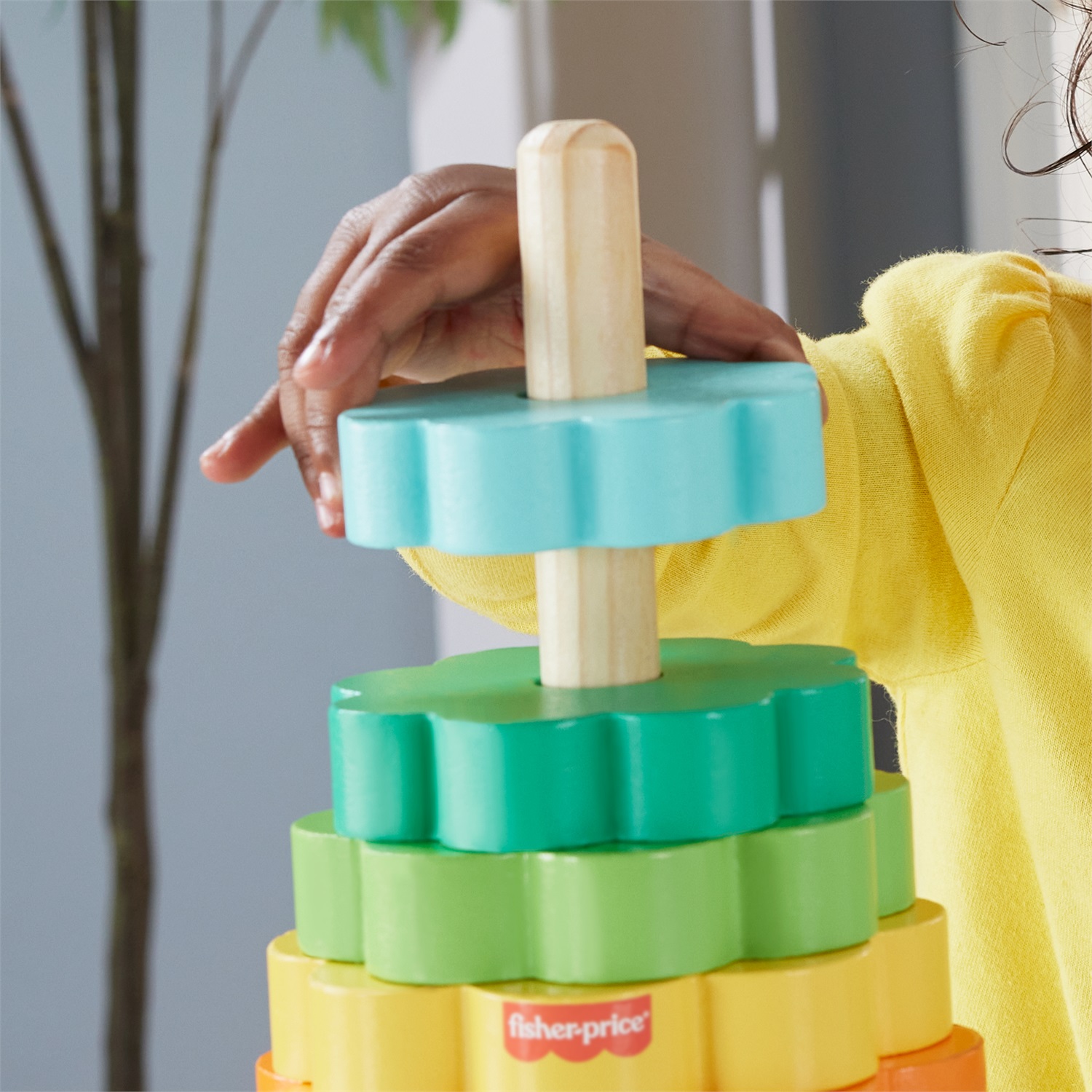 Fisher-Price Impilatore Anelli in legno - Giocattolo creativo con 1 base e 9 anelli colorati per lo sviluppo delle capacità motorie complesse, adatto a bambini 18 mesi, HXT77