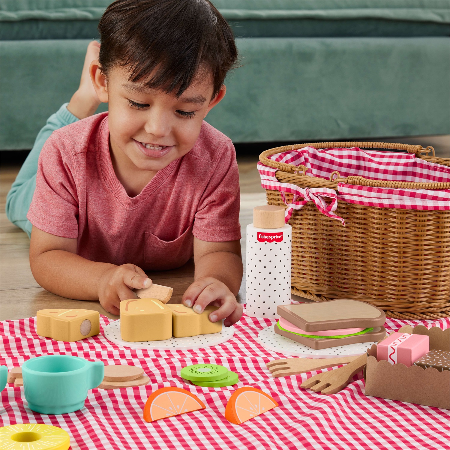 Fisher-Price - Cestino da Picnic in Legno, set da 31 pezzi con tovaglia, cibo, piatti e posate per bambini dai 3 anni