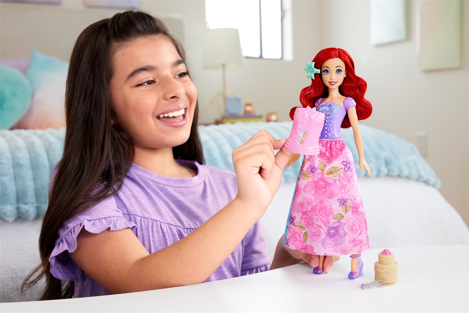 Mattel Disney Princess - Ariel Spin & Reveal, set con bambola e 11 sorprese, 5 accessori e 5 adesivi, ispirato al film La Sirenetta, giocattolo per bambini 3 anni