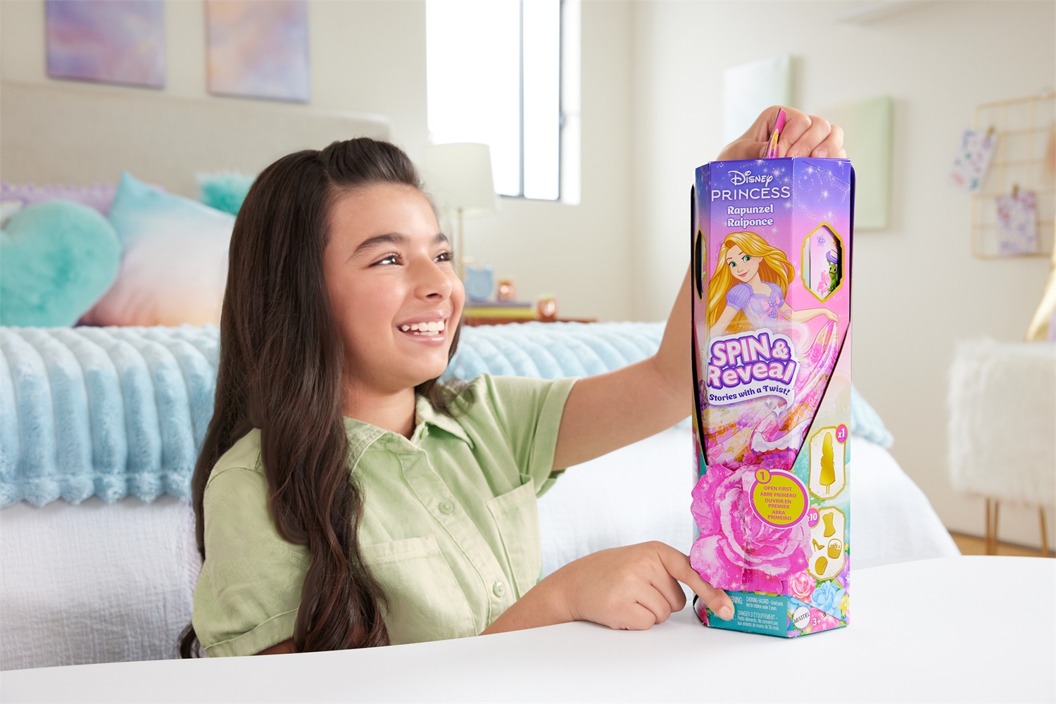 Mattel Disney Princess - Bambola Rapunzel Spin & Reveal con 11 sorprese, 5 accessori e 5 adesivi, per bambini 3