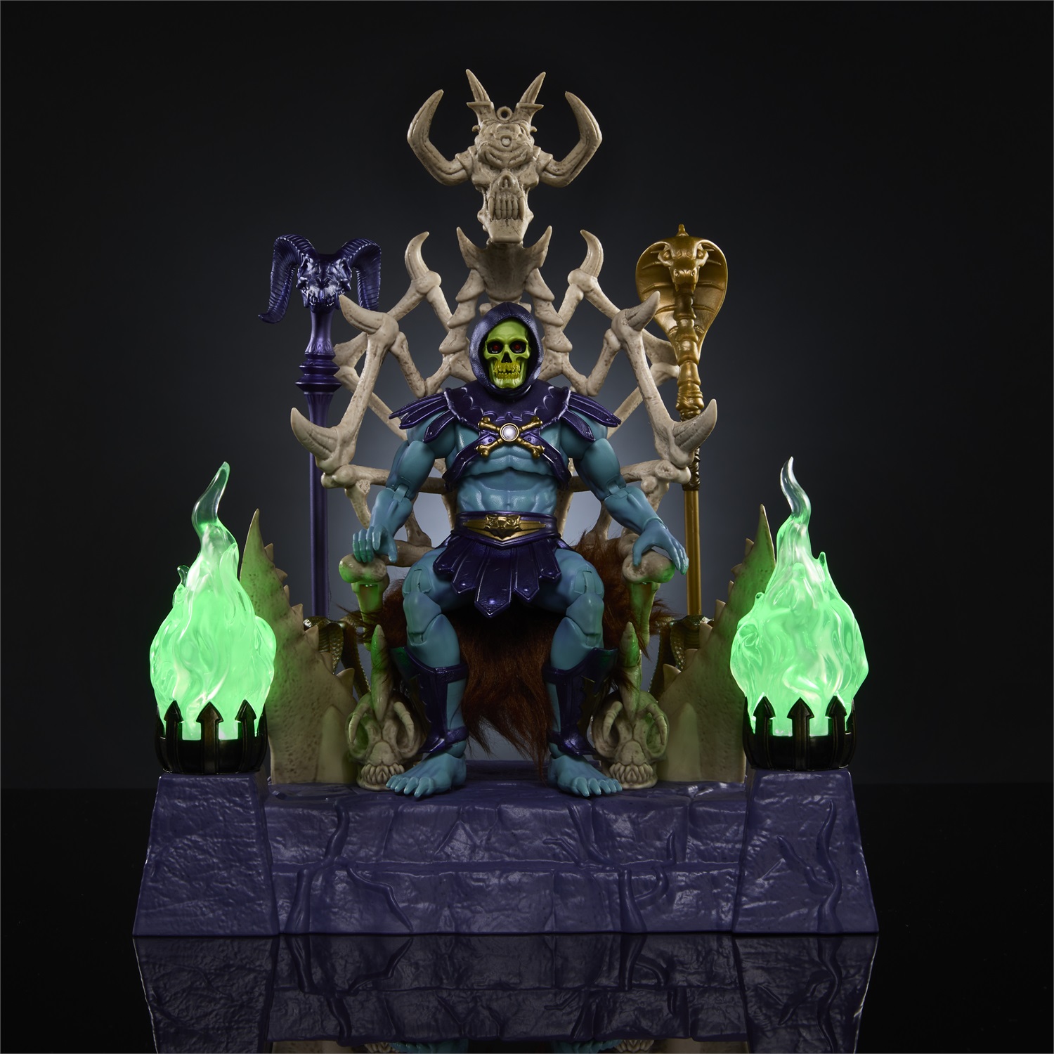 Mattel Masters of the Universe Masterverse - Action Figure Skeletor con Trono, 2 Scettri, Portacandele Luminosi, Mantello e Cappuccio Rimovibili, 18 cm, Giocattolo per Bambini 6 anni, HXX63