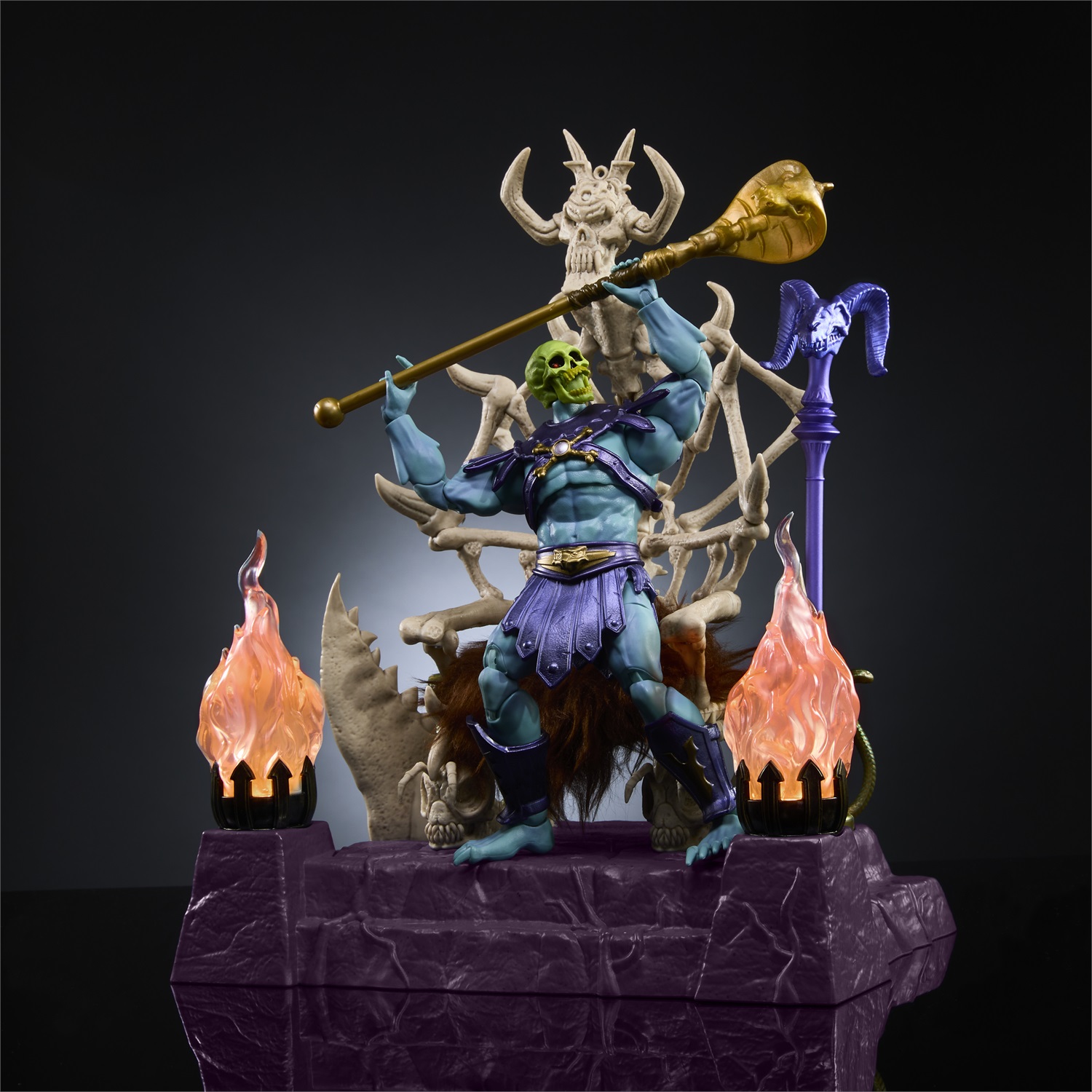 Mattel Masters of the Universe Masterverse - Action Figure Skeletor con Trono, 2 Scettri, Portacandele Luminosi, Mantello e Cappuccio Rimovibili, 18 cm, Giocattolo per Bambini 6 anni, HXX63